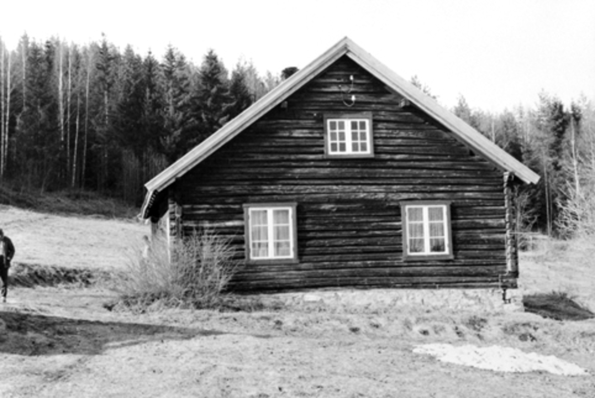 Anno Domkirkeodden, Eksteriør.Husmannsplassen Sveen, Grefsheim, Nes, Hedmark. Laftet tømmerbygning. Skog i bakgrunn.