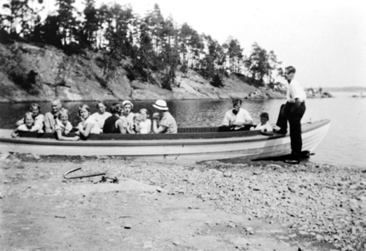 Anno Domkirkeodden, Familien Rønningen på båttur. Bergevika. Helgøya.