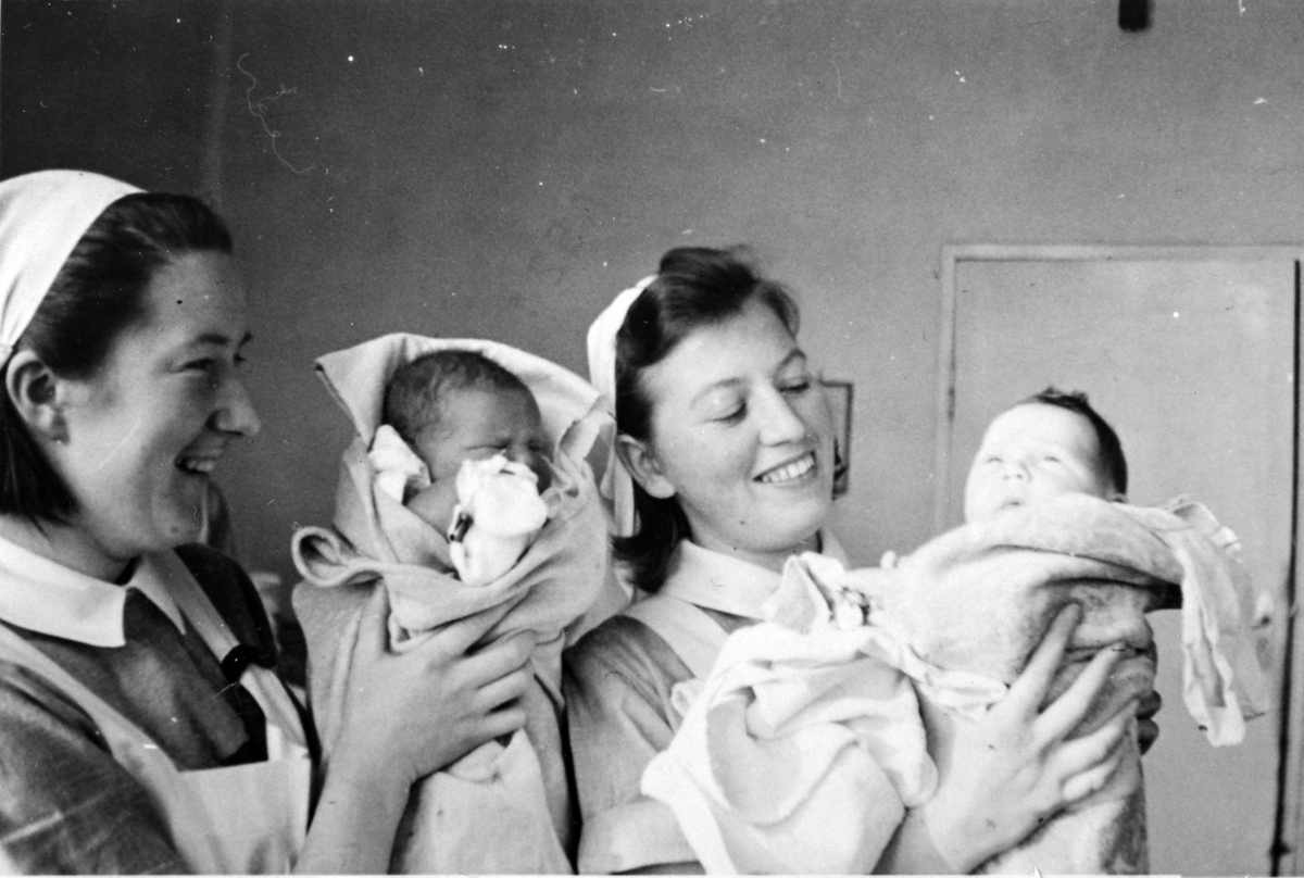 Anno Domkirkeodden, Fra kvinneklinikken, Furnes, 2 barnepleiere med hvert sitt barn, fra venstre er Nina Gjever, Marit Bakken.
