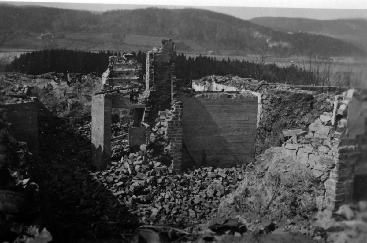 Anno Domkirkeodden, Ruiner av den nedbrente bestyrer- og lærerbygningen på Statens Hagebruksskole Vea, Ringsaker, 1940.