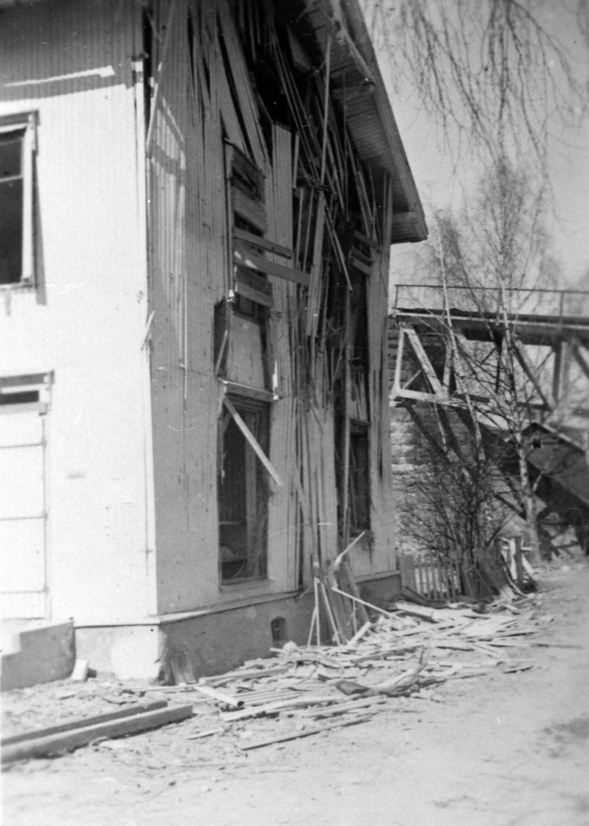 Anno Domkirkeodden, "Auto", bygninga mellom jernbanebrua og vegbrua ved Moelv ble skadet etter sprengninga av bruene 19. april 1940.