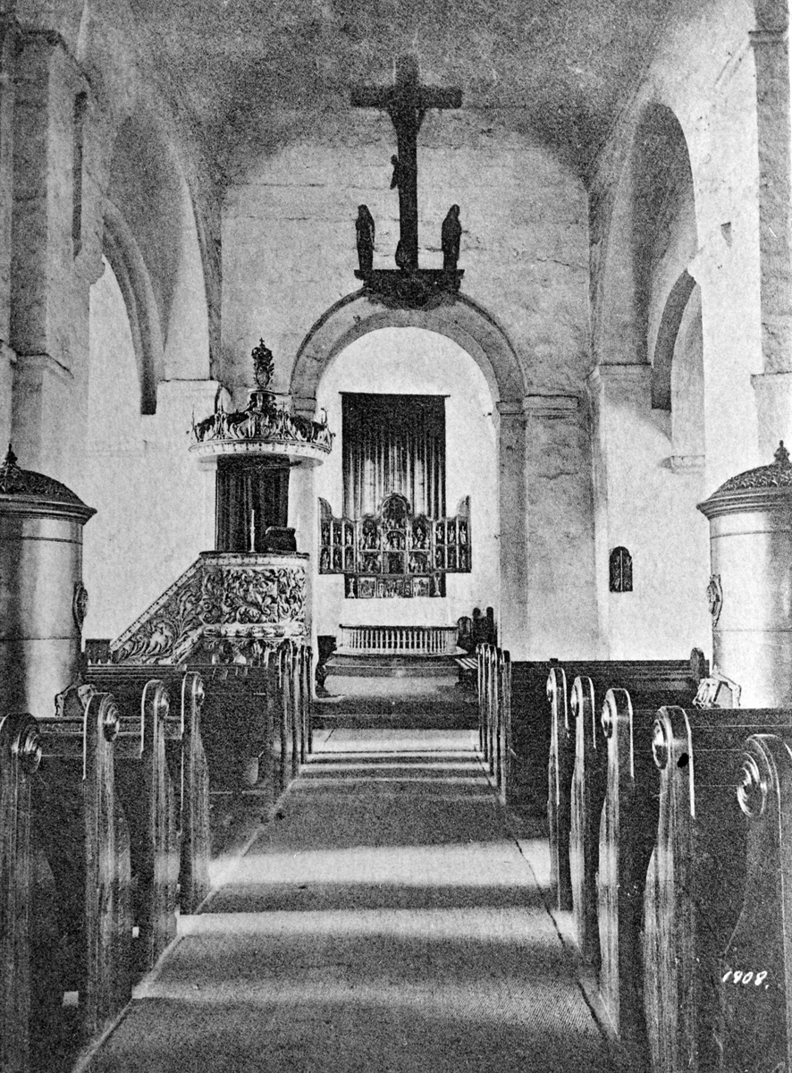 Anno Domkirkeodden, Interiør fra Ringsaker kirke ca. 1900-03. Vedovner, prekestol, altertavle, krusifiks.