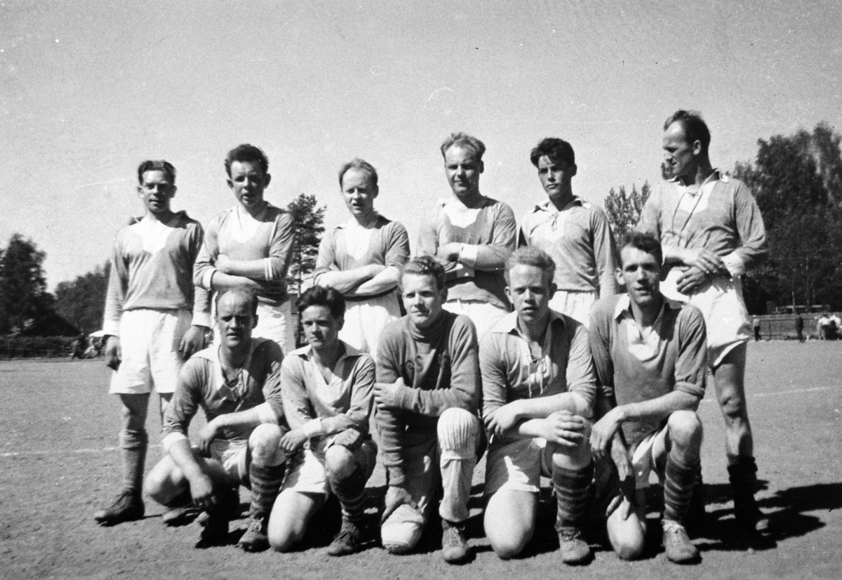 Anno Domkirkeodden, Jes-Kam, 1958. Foran fra venstre er Jørgen Sveen, Knut Lien, Magne Mauset Hagen, Knut Strandby, Hans Mauset Hagen. Bak fra venstre er Paul M., Johannes Strandby, Ivar Eriksen, Torolf Nylende, Aksel Ramsberg, Bjarne Sveen.