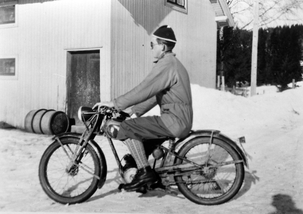 Anno Domkirkeodden, Erling Bekkelund på motorsykkel, Rudshøgda, Ringsaker.