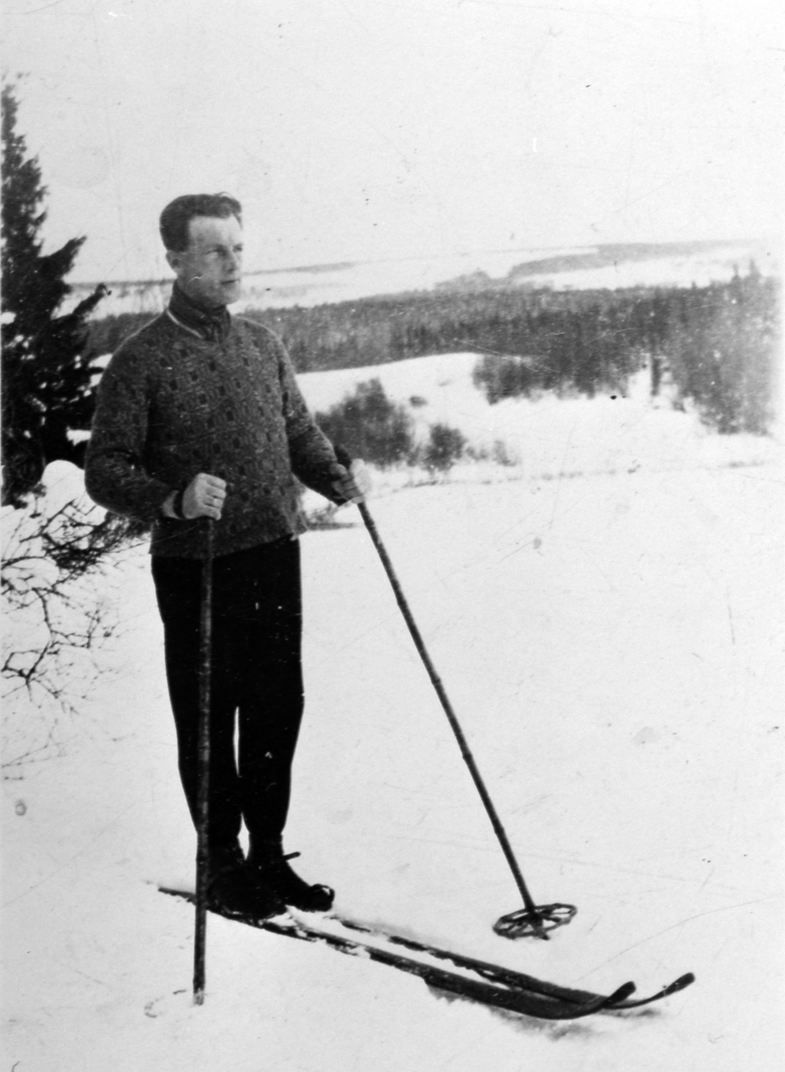Anno Domkirkeodden, Georg Bekkelund på ski. Veldre, Ringsaker.