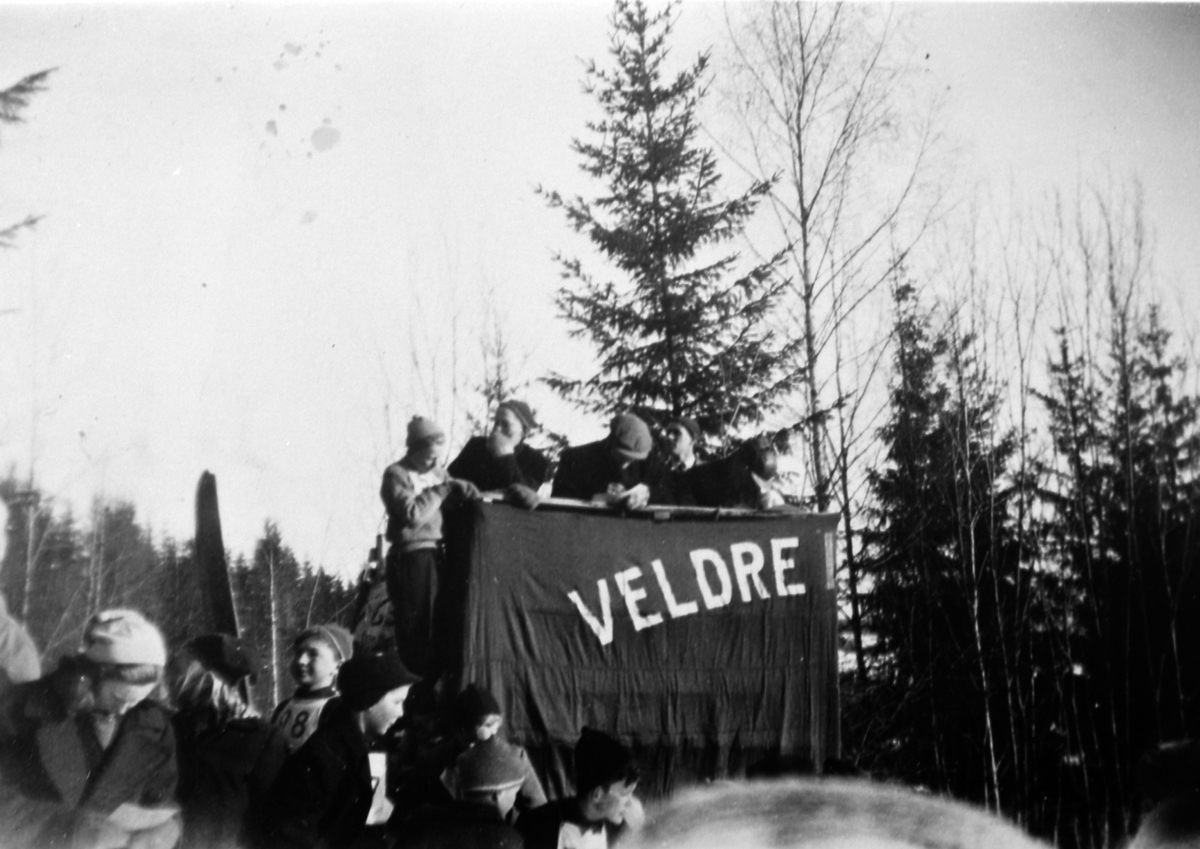 Anno Domkirkeodden, Dommertribune i Lkenbakken, Veldre, Ringsaker.