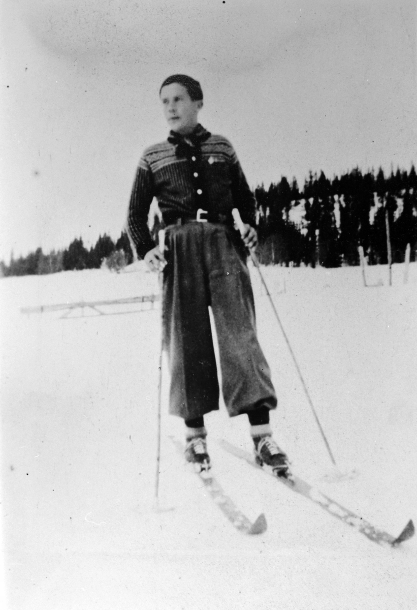 Anno Domkirkeodden, Karstein Rustad på ski, han gikk for Veldre AIL i perioden 1936-40, aktiv både på sykkel og ski.