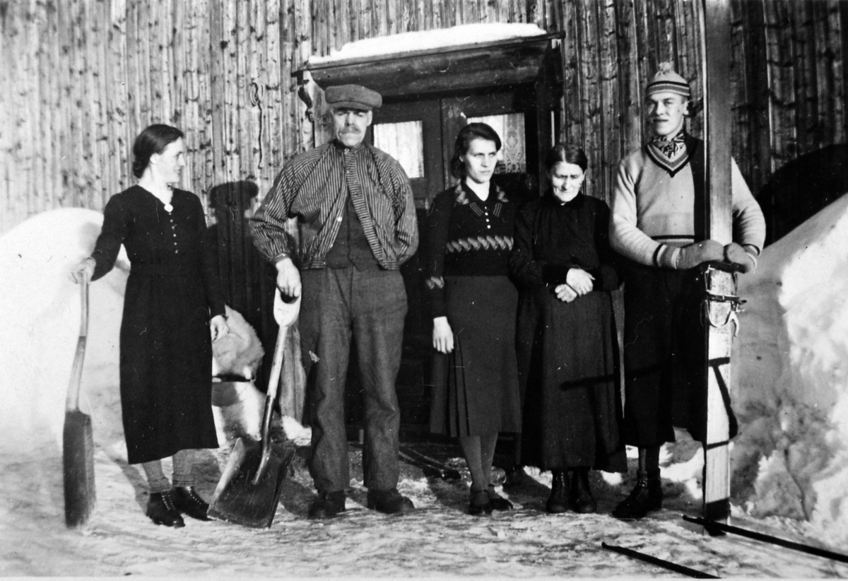 Anno Domkirkeodden, Oskar Lagmandsveen til høyre var aktiv i Veldre Idrettslag, Ringsaker, like etter krigen som skiløper og hopper. De andre er ukjente.