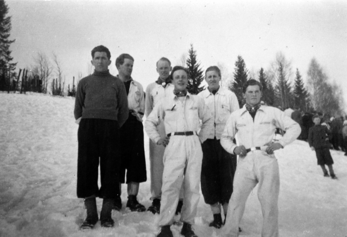 Anno Domkirkeodden, Fra et skirenn i Kjerringsveen under krigen. Det var stafettlag mellom Veldre og Nybygda. Fra venstre er Arne Børresen, Sverre Kaashagen, Magne Brovold, Trygve Sønsteby, Anders Kristensen Heggelund og Ove Kaashagen.