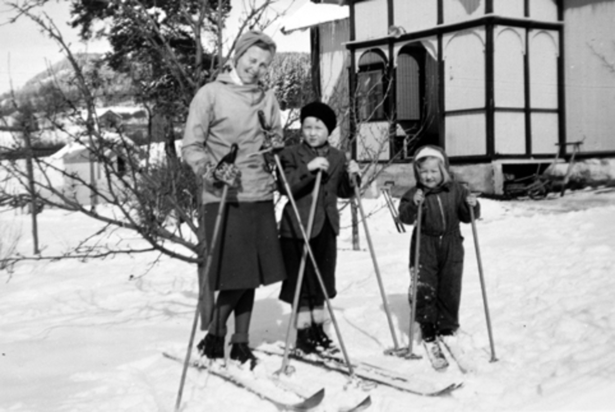 Anno Domkirkeodden, Olga Hauglid med barna Anders Ole og Randi Johanne på ski. Nersnippen, Veldre, Ringsaker.