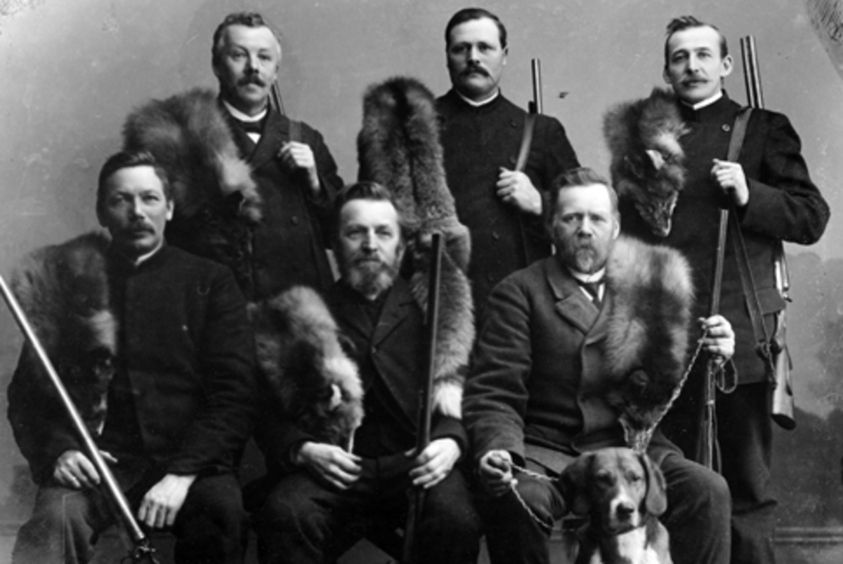 Anno Domkirkeodden, Gruppe revejegere i studio. Foran fra venstre: Olav Slåtten, Even Jensen Mengshoel (1870-1913), Bernt Stenersen (1858-1955). Bak fra venstre: Hans Adolf Solberg f.1864 (herredskasserer), H. Høiby, Anders Evensen Fossum (1881-1940).