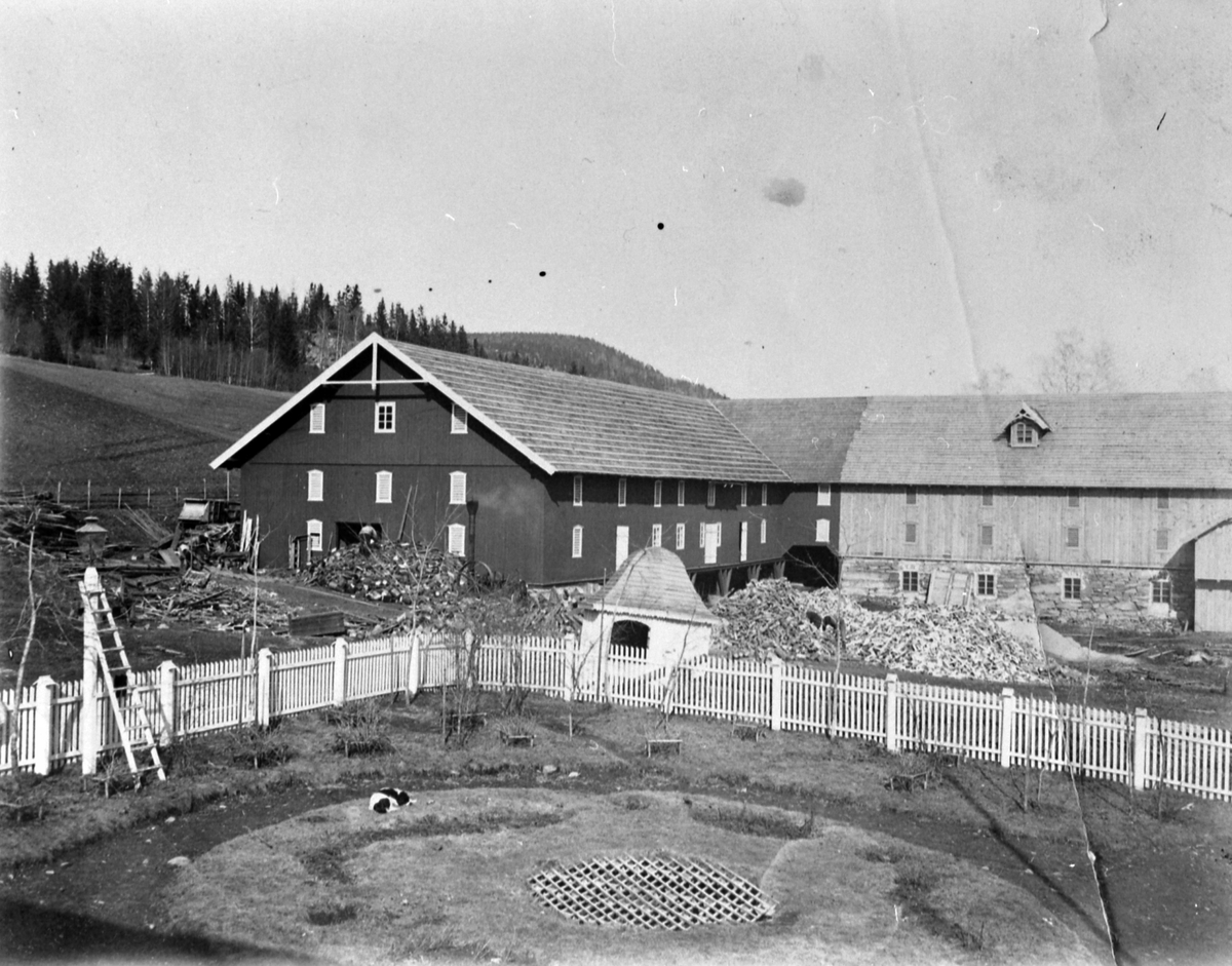Anno Domkirkeodden, Eksteriør, Tande gard, Ringsaker. Inntun/uttun, hageanlegg, lysthus, april 1910.