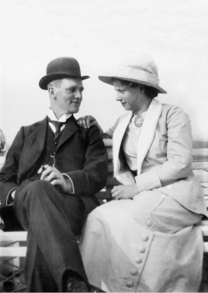 Anno Domkirkeodden, Håken Simenstad og Helen Sorgendal (fra Lillehammer), trolig forlovelsesbilde, de giftet seg i 1913, Siemnstad gard, Veldre, Ringsaker.