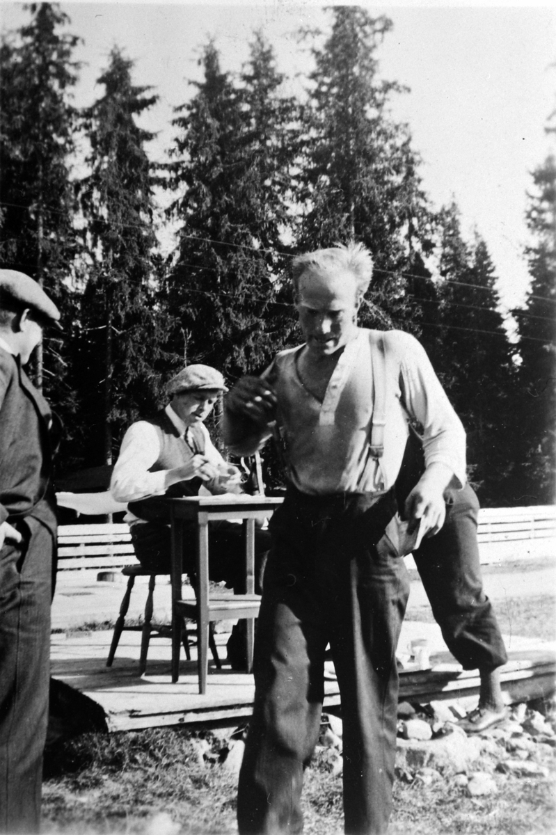 Anno Domkirkeodden, Fram Idrettslag, orienteringsløp ved Kvilheim, trolig 4. oktober 1936, tidtagere i arbeid. Lars Ødegården foran.