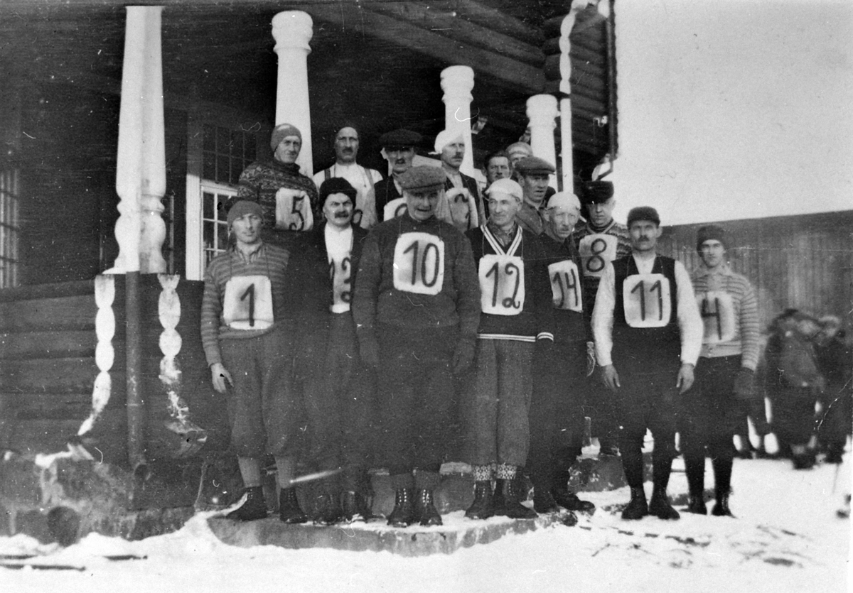Anno Domkirkeodden, Langrenn for Veldre gubbelag ca. 1930-35. Foran fra venstre er Einar Åsvold, Einar Nilsen, Martin Helmersen, Per O. Haugli, Teodor Snekkersveen, Simen Nybakken, Sigurd Ramskaug, Bak fra venstre er Hans Houmb, Alfred Thorsen, Ole Rognlien, Jens Granvold, Rune Kåshagen, Jørgen Ellefsæther, Ole O. Ska…