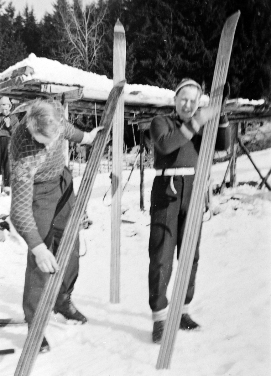 Anno Domkirkeodden, Magne Brovold og Nils Helmersen med ski. Klubbrenn i Dalustbakken (Gubbebakken), Veldre, Ringsaker i 1940-åra.