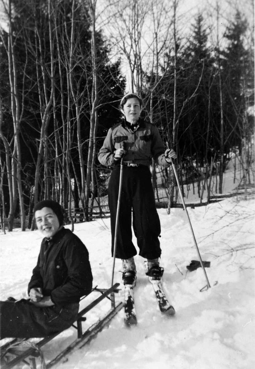 Anno Domkirkeodden, Synnøve Viksmoen, kretsmester 1937 i Bjørgeberget, Veldre skiforening. Person til venstre er ukjent.