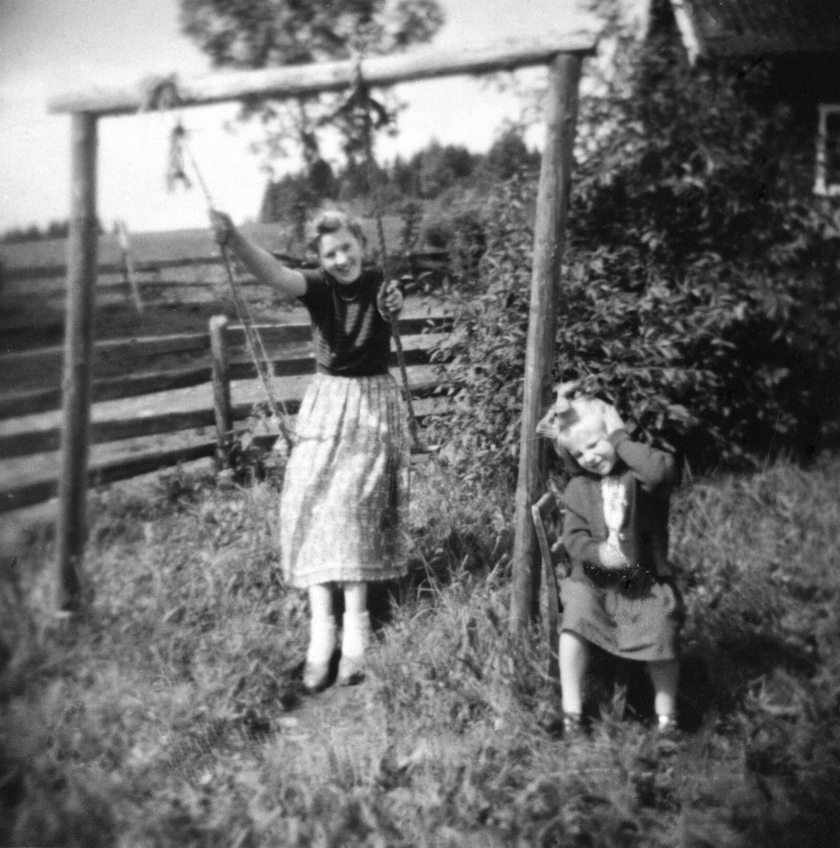 Anno Domkirkeodden, Anne Margrethe Andersen f.1937 og Haldis Andersen f.1950 ved huskestativ i hagen på Faugli, Ringsaker.