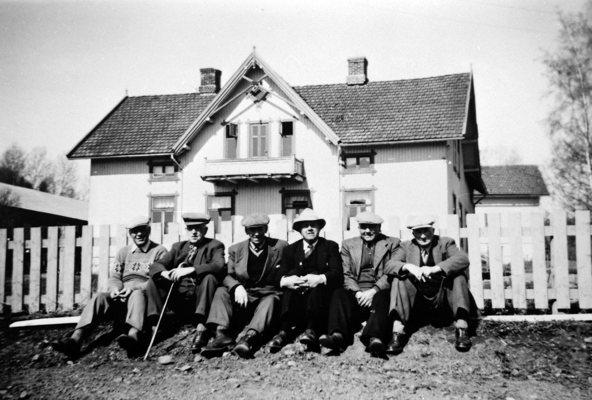 Anno Domkirkeodden, Gruppe menn foran Veldre gamlehjem, Ringsaker. Fra venstre er Ole Skaugen, Jørgen Ellefsæter, Martin Larsen, Martin Helmersen og Per O. Haugli.