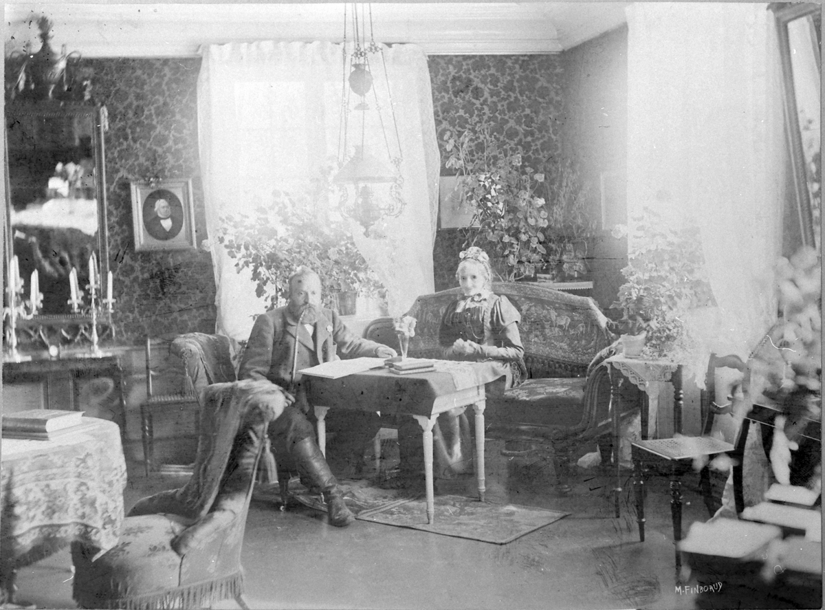 Anno Domkirkeodden, Interiør storstua på Hoel gård, Nes, Hedmark. Karl Kildal (gamle Karl 1854-1915) med sin mor Marie Gotaas Kildal 1817-1900).