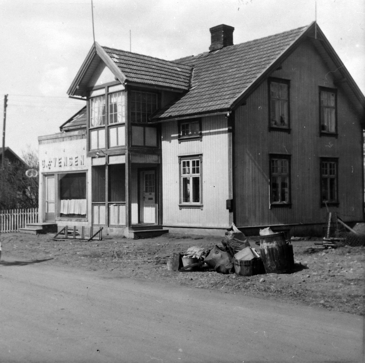 Anno Domkirkeodden, Eksteriør, Baker Evensens to bakeriutsalg på Veldresiden, Brumunddal 1946.