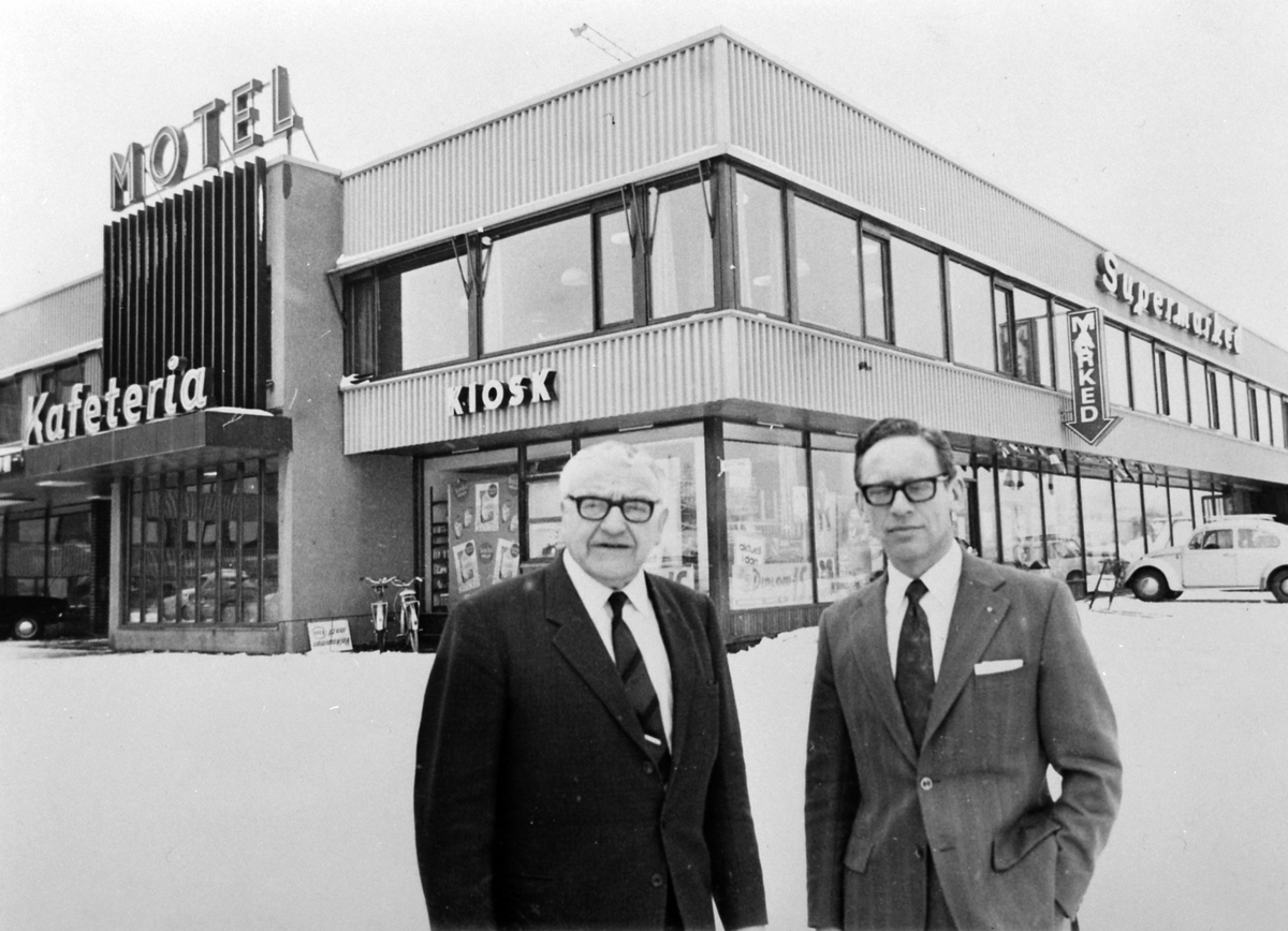 Anno Domkirkeodden, EPA supermarked på Olrud. Direktør Jan Harsem sammen med Ivar Olrud.
