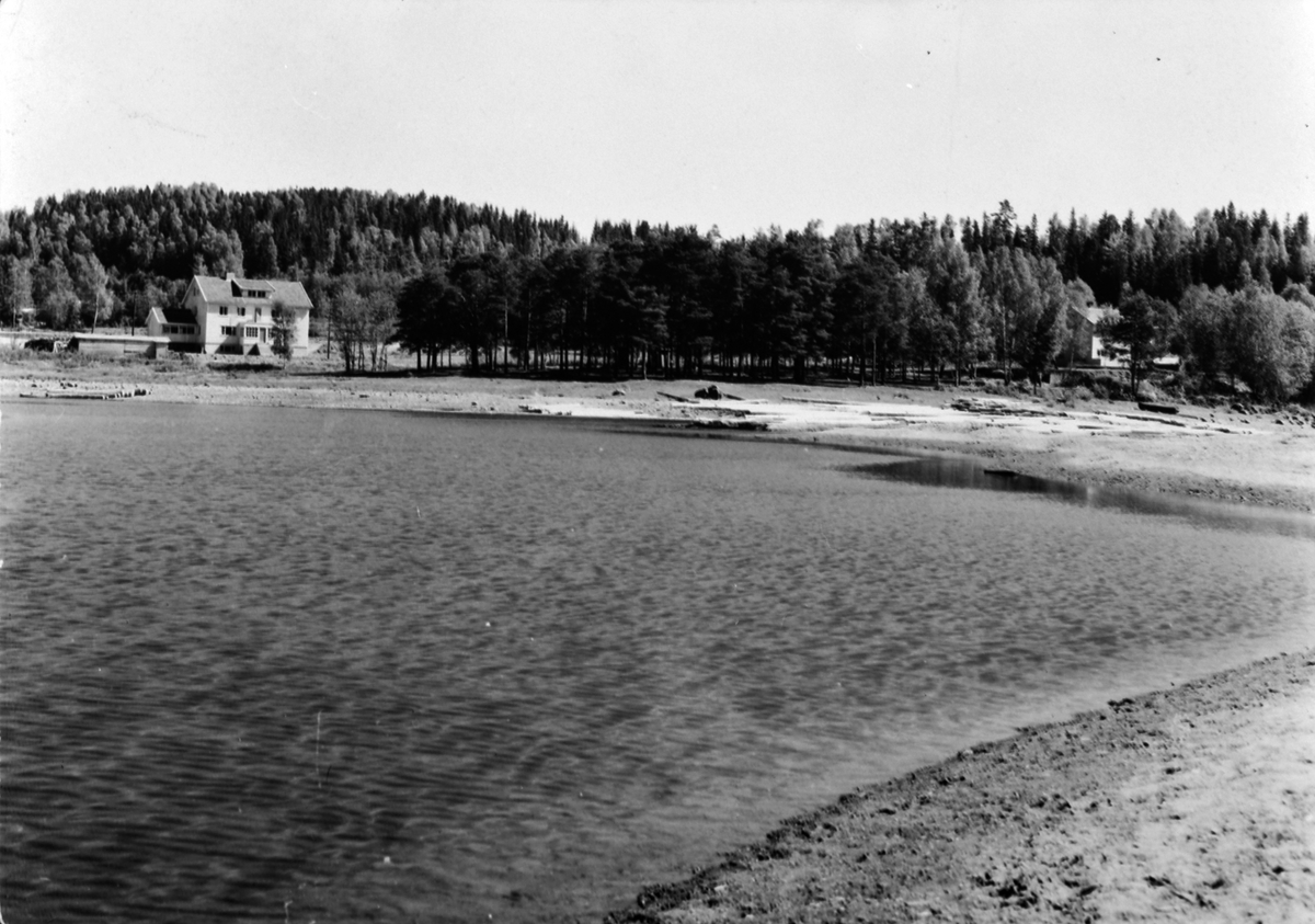 Anno Domkirkeodden, Hus i vannkanten, ukjent sted, (Kvitsand, Brøttum, Bergseng?)