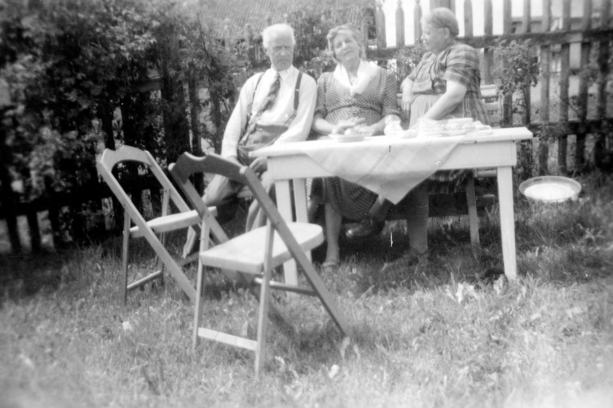 Anno Domkirkeodden, Ukjent, Aslaug og Helene Simenstad ved kaffebordet i hagen på Simenstad gård sommeren 1950.