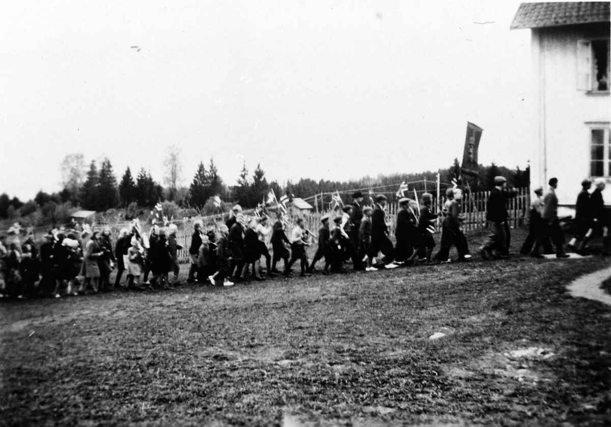 Anno Domkirkeodden, 17. maitoget kommer opp til Gårum gård, pleiehjem, Nes, Hedmark. 1946.