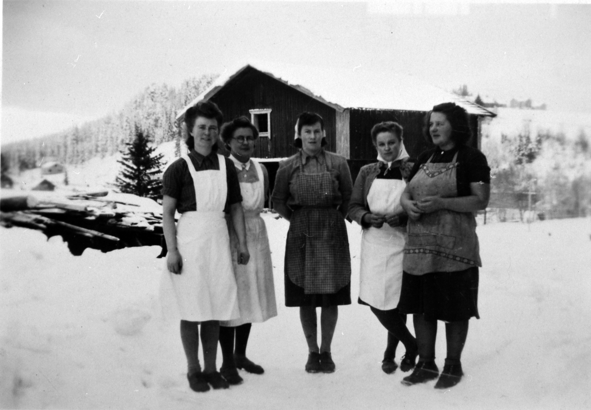 Anno Domkirkeodden, 5 ukjente personer, betjening på Gårum pleiehjem i 1946.
