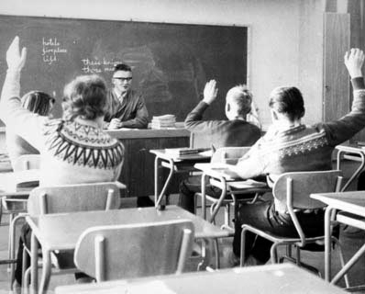 Anno Domkirkeodden, Stafsberg skole, Ringsaker. Interiør, klasserom. Elever og lærer.