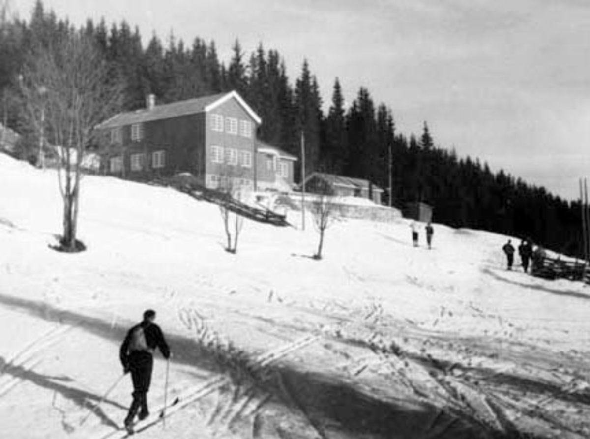 Anno Domkirkeodden, H. I. L. hytta i Furnesåsen, skiløpere.