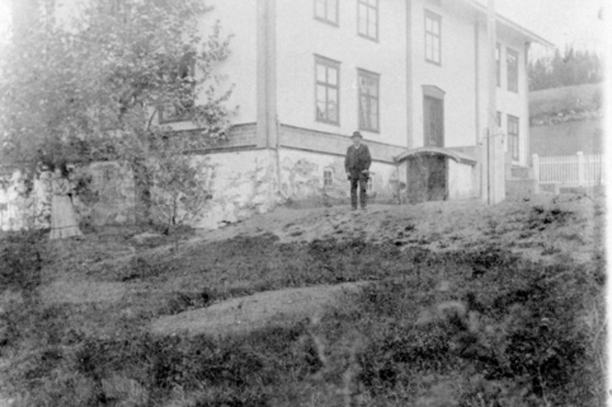 Anno Domkirkeodden, Hovedbygningen, Tande gård, Ringsaker. Fru Anna Solberg (F.Svenkerud) og Knut SOlberg foran bygningen.