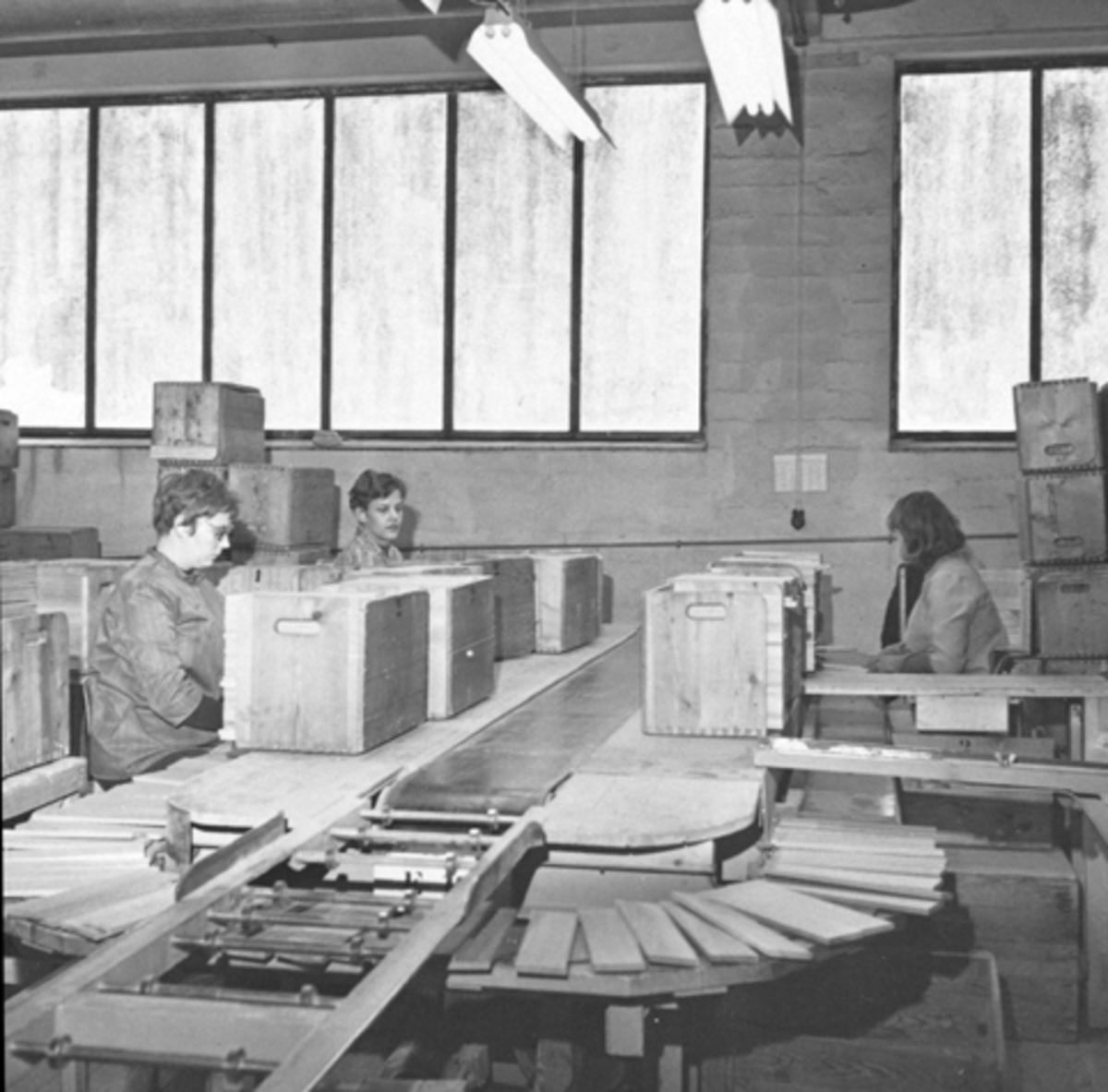 Anno Domkirkeodden, Berger Langmoen A/S, Brumunddal. Interiør, parkettfabrikken. 3 kvinner sorterer staver.