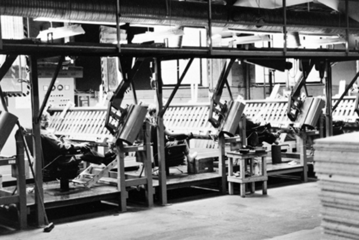 Anno Domkirkeodden, Berger Langmoen A/S, Norske Skog, Brumunddal. Interiør, parkettfabrikken. Produksjon av parkett, kvinner kontrollerer staver.