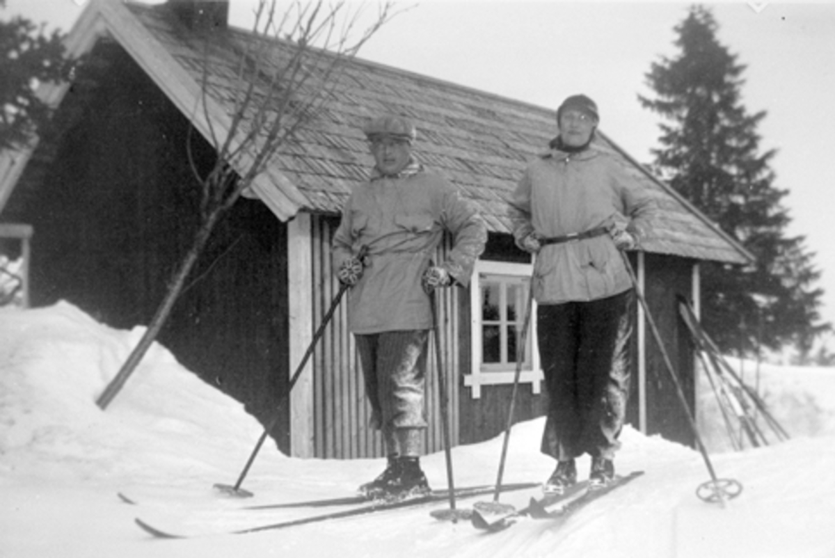 Anno Domkirkeodden, Oddlaug Bakke og tannlege David Hjelvik i skiantrekk på Ljøsheim, påsken 1935.
