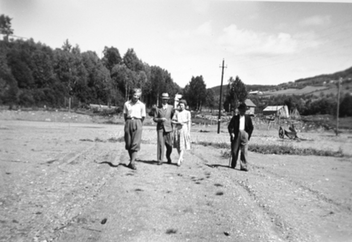 Anno Domkirkeodden, Sveum idrettsplass, Brumunddal, under opparbeiding. Fra venstre er Odd Hexeberg, Gunnar Nordby, Ragna Bakke og Ole Olsen Bakke.