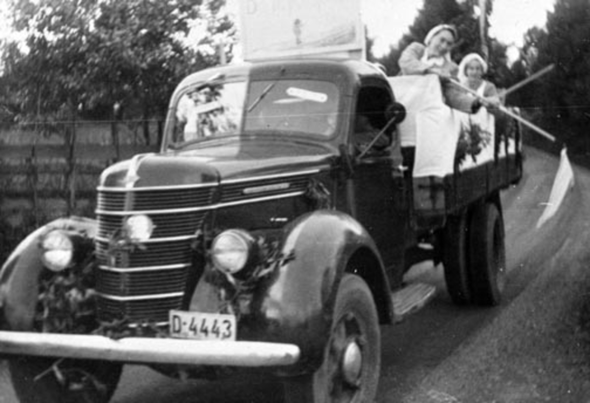 Anno Domkirkeodden, Lastebil D-4443 pyntet i forbindelse med Røde Kors innsamling. International serie D, prod. mars 1937-1940.