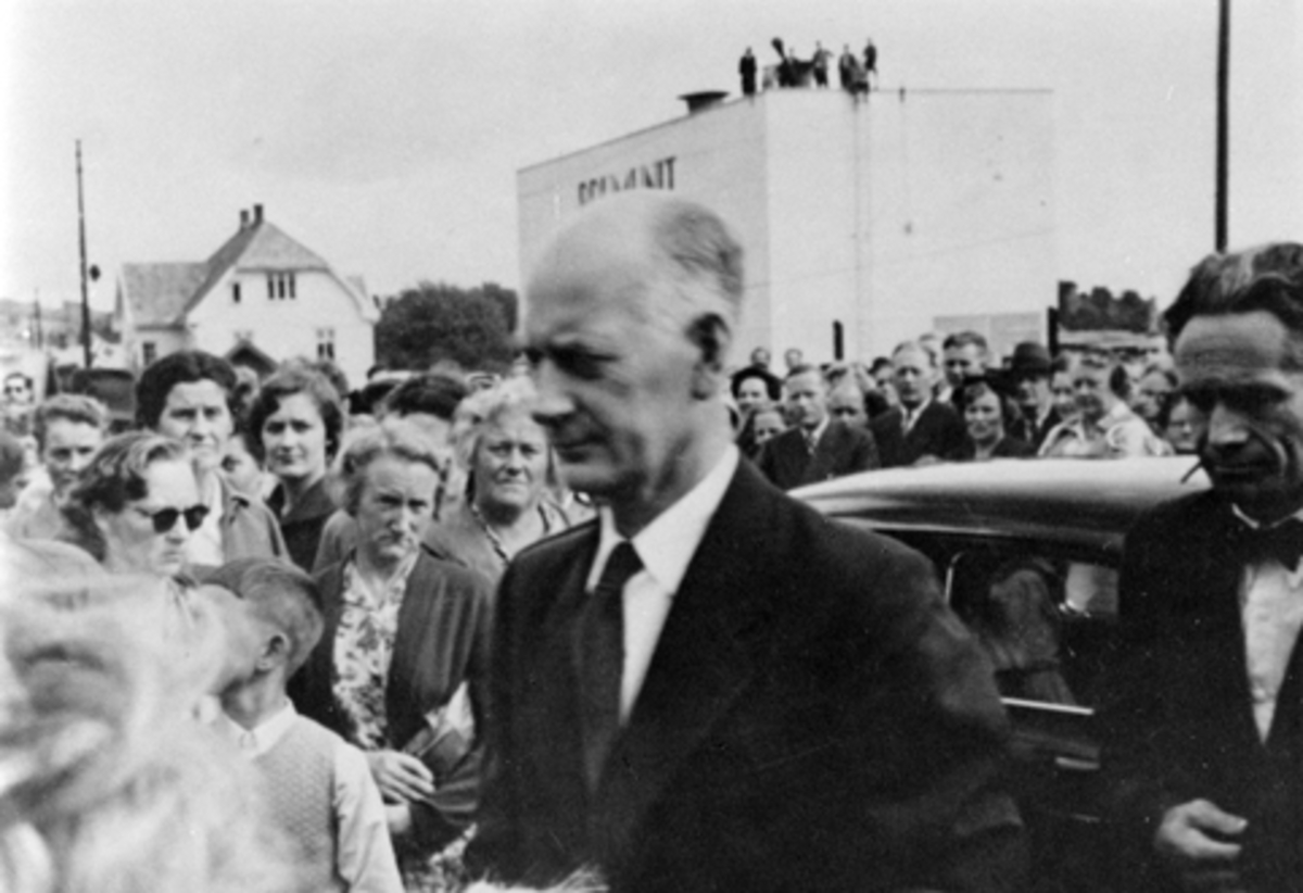Anno Domkirkeodden, Einar Gerhardsen ankommer til avdukningen av bauta av Berger Langmoen. Ble tatt i mot av Mathias Skaug til høyre.