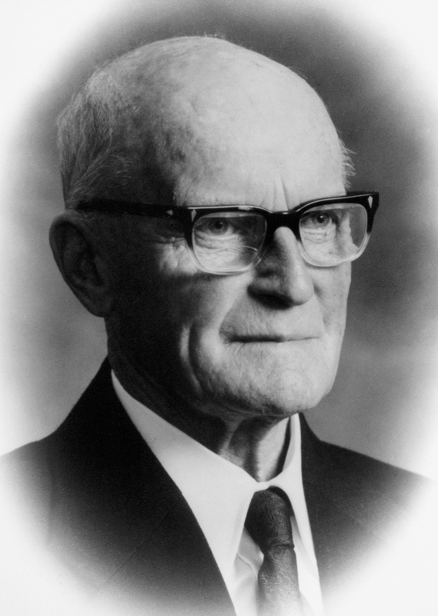 Anno Domkirkeodden, Skoleinspektør Jon Gunnheim. Han var den første skoleinspektør i gamle Ringsaker kommune fra 1. juli 1956 til 1. januar 1964. Han var skolesjef i den nye storkommunen Ringsaker fra 1. januar 1964 til 1. september 1967. Han var født 29.8 1900 i Nesherad, Telemark. Han døde den 22.11 1984.