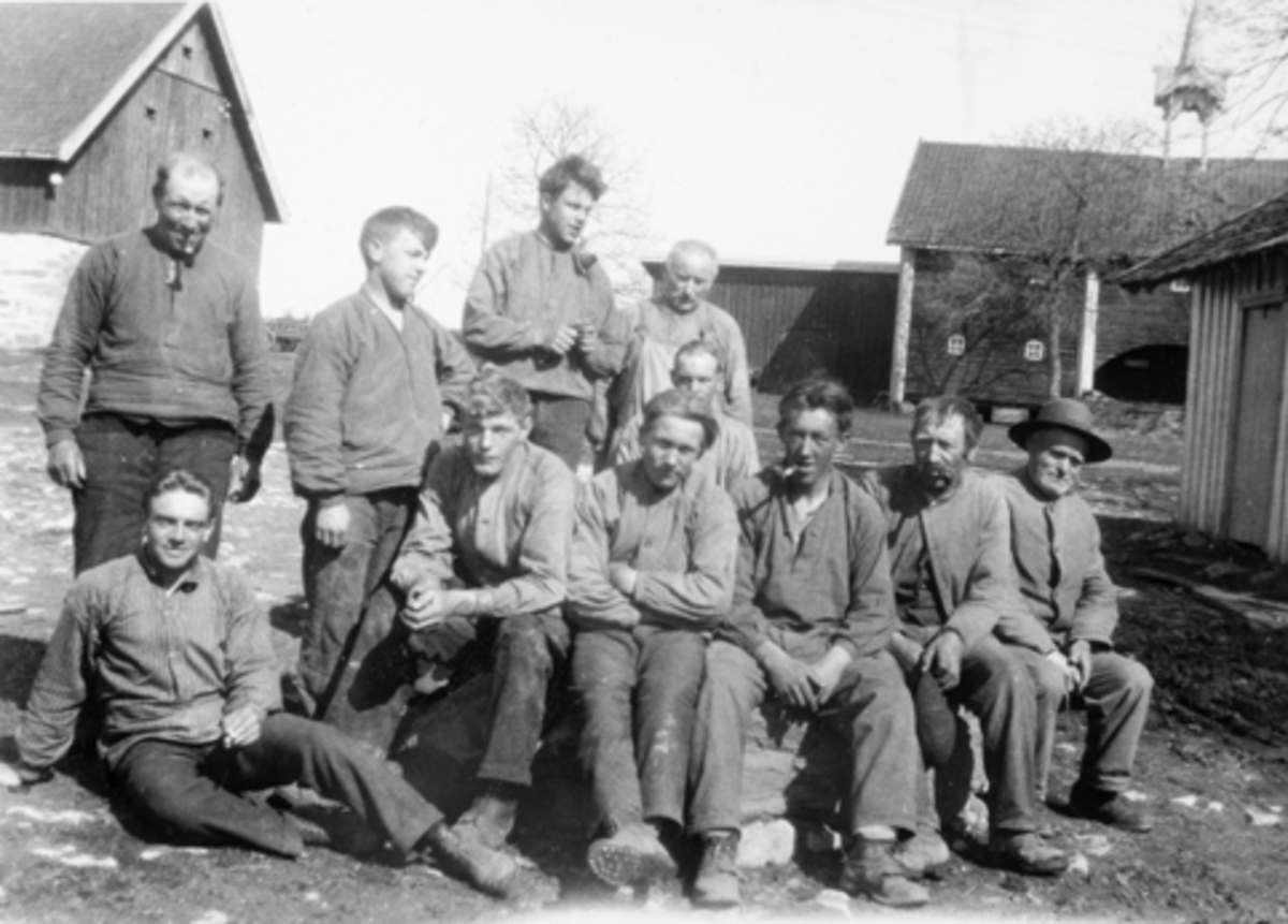 Anno Domkirkeodden, Gruppe arbeidskarer på Ousdal nordre, Nes, Hedmark. Ukjente.