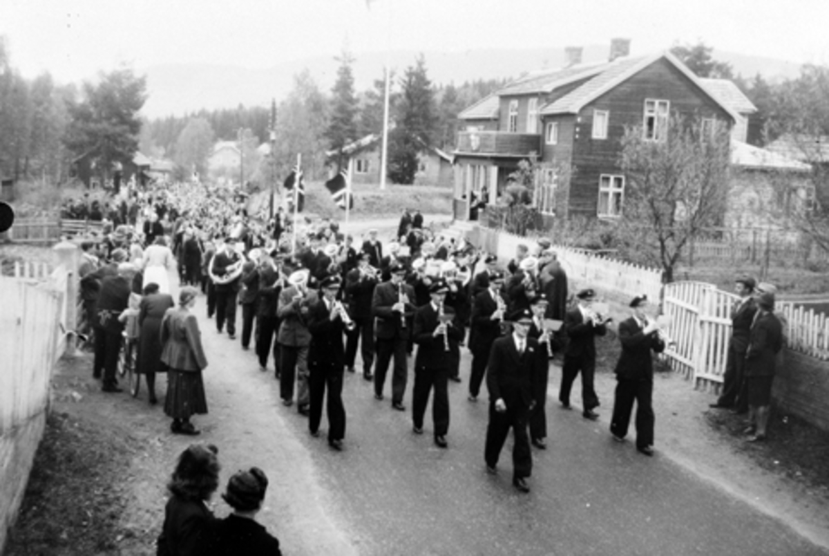 Anno Domkirkeodden, Feirer freden og 17. mai 1945, Moelv. Korpsmusikk.