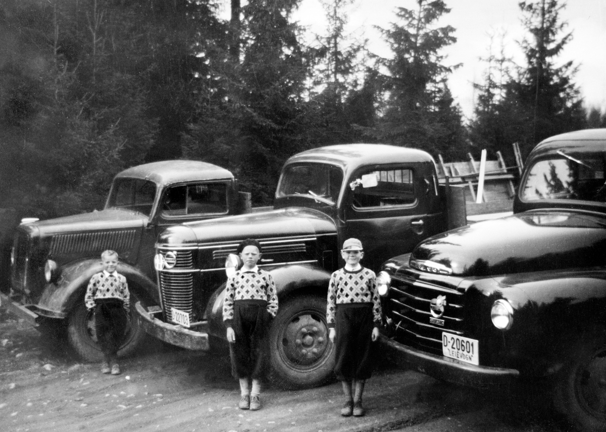 Anno Domkirkeodden, Lastebiler, eier Bjarne Stensli, Nybygda. Bilen til venstre er en ex tysk 3 tonn Opel Blitz. Som var den mest brukte lastebilen i den tyske hæren i andre verdenskrig, De to andre bilene er Volvo D-22703, Volvo D-20601. Guttene er Bjørn, Kjell Ivar og Nils Petter Stensli. Sønnene til Bjarne Stensli.