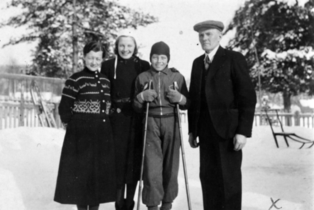 Anno Domkirkeodden, Marte, Else, Henry og Ingmar Østeraas, Kastbakken, Moelv. 1943.