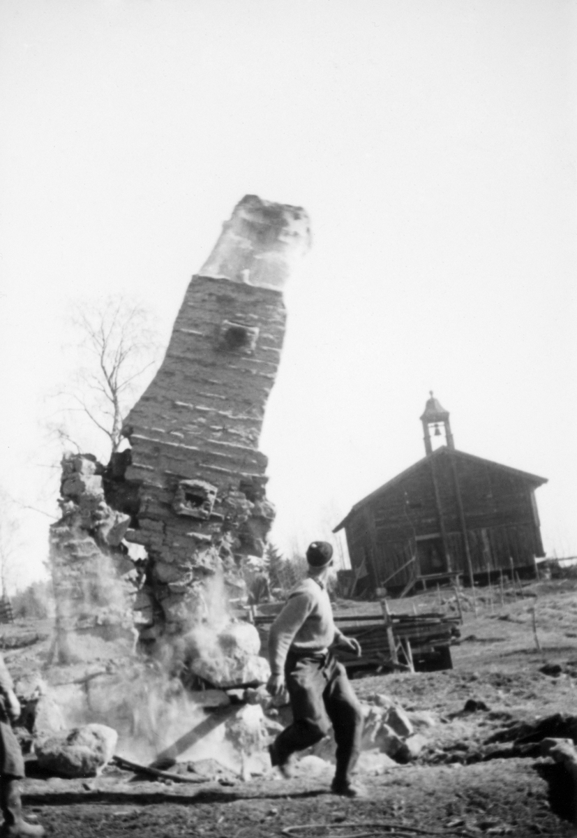 Anno Domkirkeodden, Medlien gård, Ringsaker. Pipa går overende og siste rest av føderådsbygningen i Medlien er historie (1952).