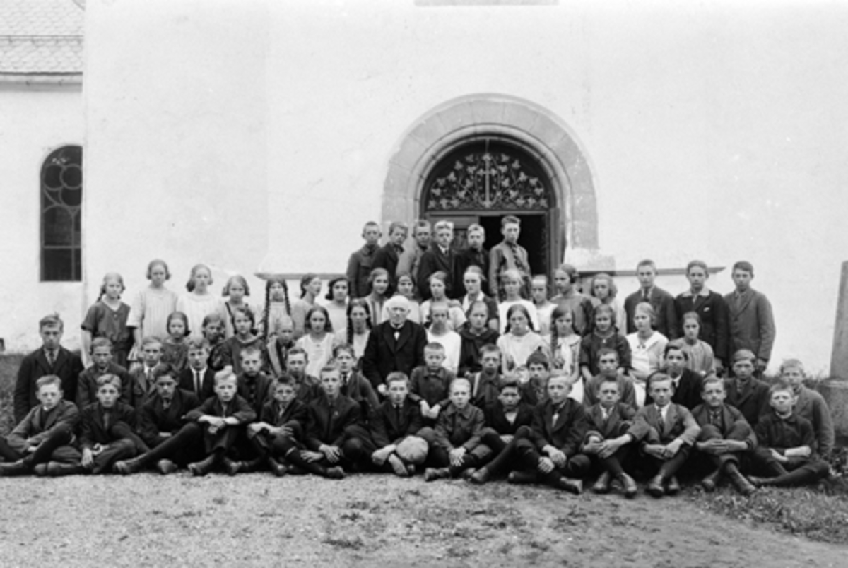 Anno Domkirkeodden, Konfirmanter foran Furnes kirke. i første rekke fra venstre er Ole Nordengen, Nils Bjerkli, Kåre Wetten, Kåre Benden, Ole Svenkerud, Henry Hagen, Arne Rønning, Birger Kristiansen, Martin Lilleøen, Peder Lund, Hans Brattberg, Arnt Dalseng, Harald Høgsveen, Einar Hestsveen. Andre rekke fra venstre er…