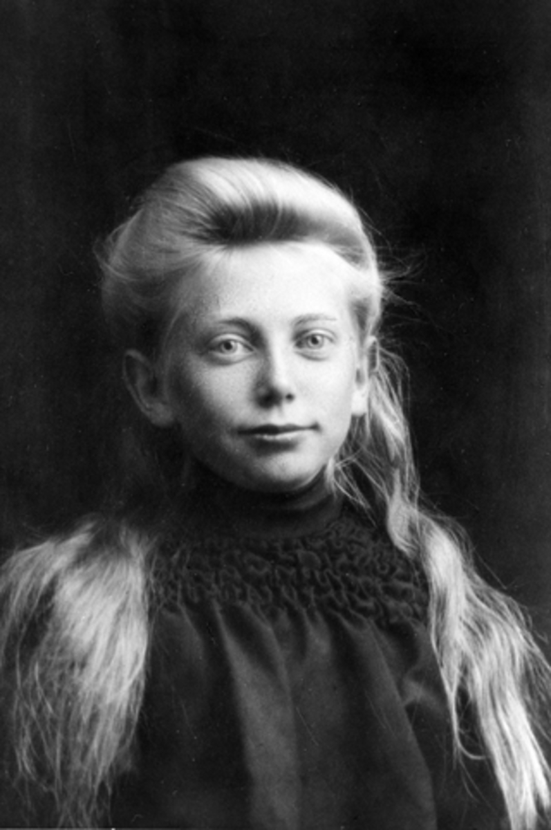 Anno Domkirkeodden, Portrett, Borghild Mæland, Furnes. Gift med Johannes Arneberg, datter av Anne og O.A. Mæland.