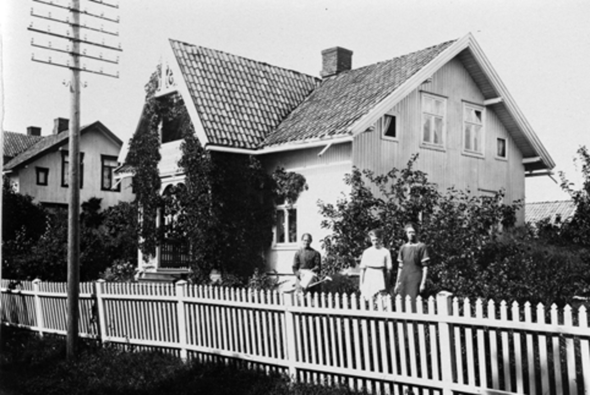 Anno Domkirkeodden, Ukjent bolighus i Moelv, 3 ukjente damer i hagen foran huset.
