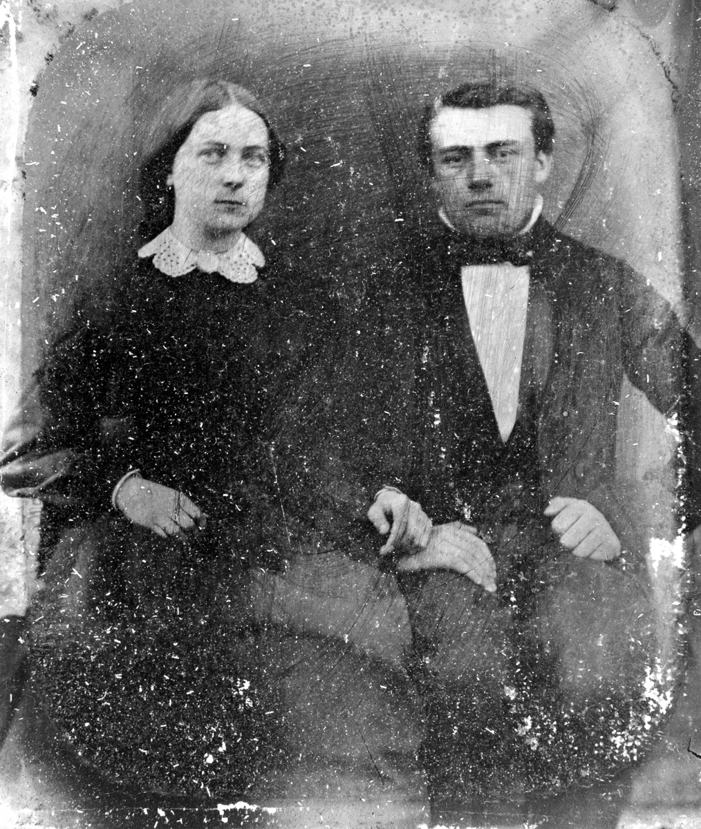 Anno Domkirkeodden, Mathias Heggenhaugen (1836-1868) og Karoline B. Heggenhaugen (1836-1920). Forlovelsesbilde. De ble gift ca. 1860.