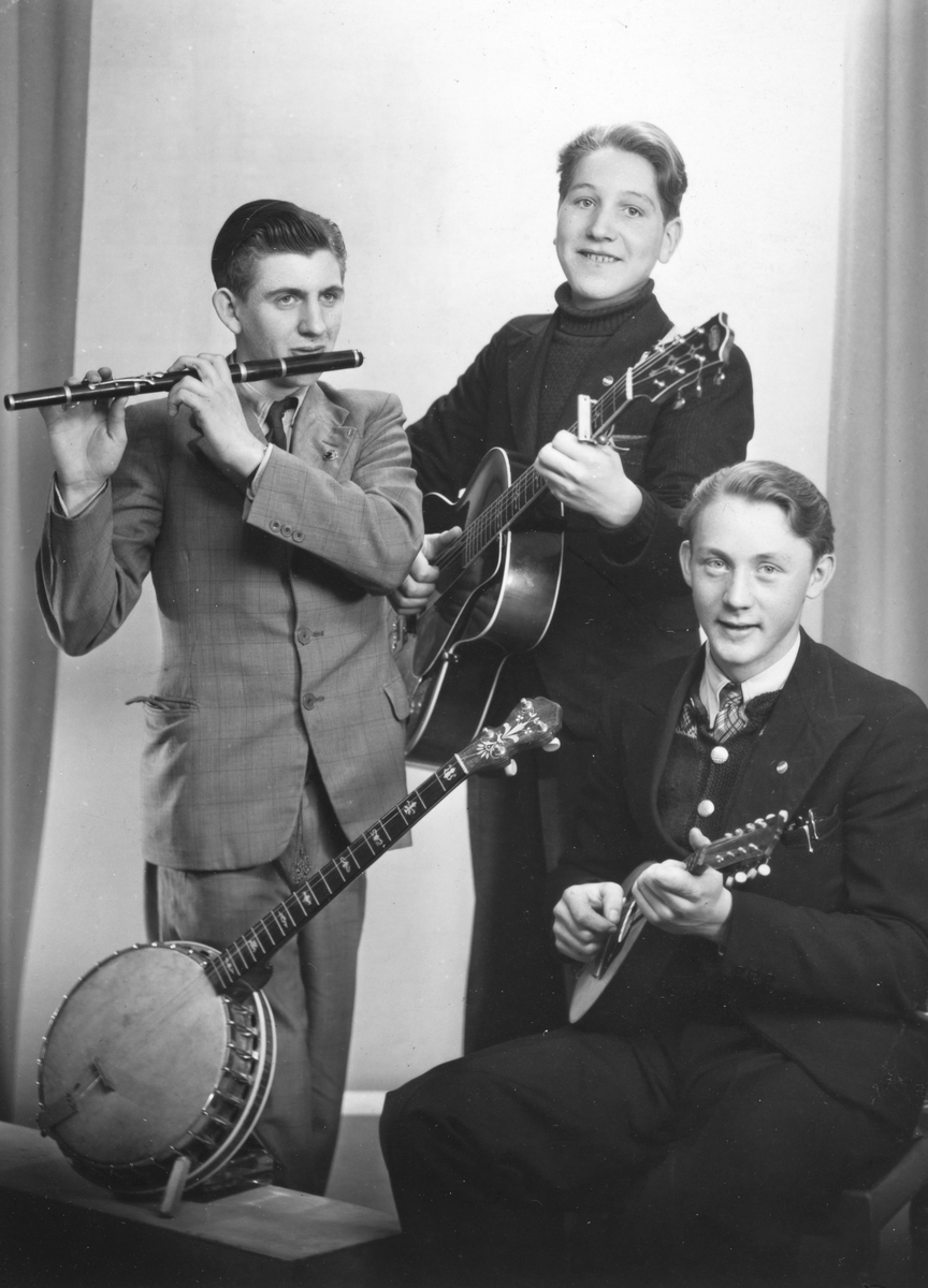 Normann Fotoatelier, 3 musikere med instrumenter. Ukjente.